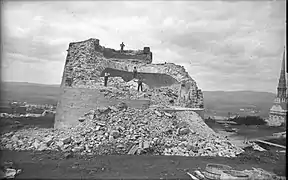 Démolition de la tour Martello no&nbsp;3, en août 1904. À droite, l'église Saint-Jean-Baptiste.