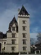 Photographie en couleur d'une tour d'un château.