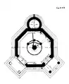 Plan de situation de l'horloge : traces au sol, conduits, puits central, en noir ; le réservoir sud est en haut.