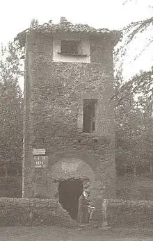 Maurice Gourdon pris en photo devant la tour de Latoue par Norbert Casteret en juin 1931