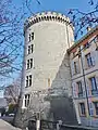 Tour demi-ronde du château du XIVe&nbsp;siècle.