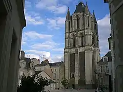  Photographie d'une Tour-clocher en schiste et tuffeau.