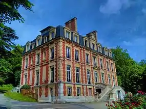 Le château de Tournebut, d'une face ...