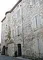 Maison construite au XIIIe&nbsp;siècle modifiée au XVe&nbsp;siècle par ajout d'une tour-escalier puis des modifications sont faites au XVIIIe&nbsp;siècle, rue Philippe.