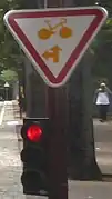 Tout droit et à gauche.