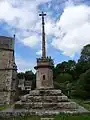 Croix du XVe&nbsp;siècle ou du XVIe&nbsp;siècle près de la chapelle Saint-Jacques.