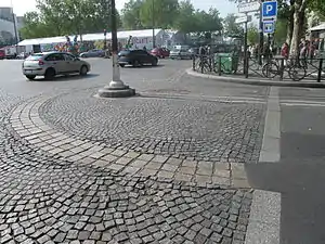 L'emplacement de la forteresse est marqué par les pavés de la place de la Bastille.