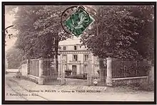 Château des Trois-moulins à Melun. Sur le côté, la voie du tramway de Verneuil au début du XXe&nbsp;siècle.