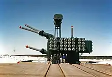 Sorte de grosse boîte avec 4 traversées horizontales à sa gauche, 2 en haut, 2 en bas, une 5e traversée est verticale, le tout est surmonté par le conservateur. Des ventilateurs sont montés directement sur la cuve.