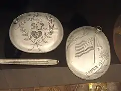 1914-18. Gamelles « Mess kit »gravées par des soldats américains.Coll. National World War I Museum