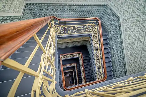 Une cage d'escalier dans un Kontorhaus&nbsp;(de) - une sorte d'immeuble de bureaux - à Hambourg. Février 2022.