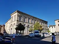 Photographie montrant le Tribunal d'instance de Thiers en gros plan, lieu où était situé la château du seigneur de Thiers jusqu'au XIXe&nbsp;siècle.