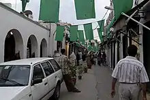 Rue de Tripoli pavoisée à l'occasion de la fête de la révolution.