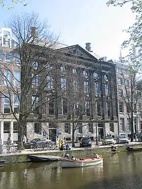Vue de la Trippenhuis sur le Kloveniersburgwal.