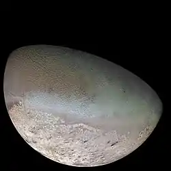 Une grande partie de la surface de Triton est couverte par la forme hexagonale de l'azote solide (la phase β), qui apparaît comme une bande vert-bleuâtre autour de l'équateur sur ce photomontage.