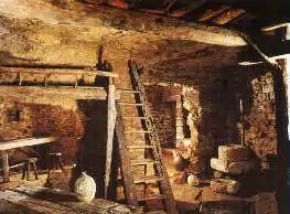 Habitations troglodytiques de Belvès en Périgord Noir.