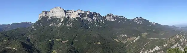 Vue des Trois Becs de la forêt de Saou depuis les rochers de Cresta, au-dessus du village d'Espenel.