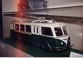 Photographie en couleurs de la maquette d'un trolleybus vert foncé et blanc