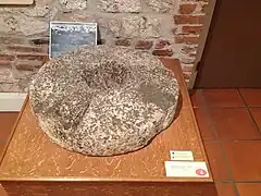 Meule à grains.