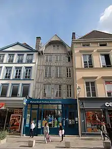 Le no&nbsp;111 : Hôtel du Lion noir.