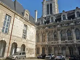 Le bâtiment avec arcades romanes et un vestige de l'abbaye.
