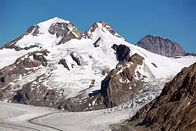Vue du Trugberg, au centre, flanqué du Mönch à gauche et de l'Eiger à droite.
