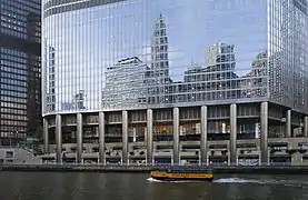 Rez-de-chaussée du bâtiment depuis la Chicago Riverwalk (côté Wacker Drive).