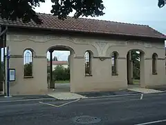 Ancien lavoir communal de Tucquegnieux (54), réaménagé de nos jours en abri-bus.