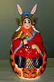 Figurine asiatique représentant un lapin costumé, XXIe&nbsp;siècle.