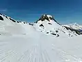 L'entrée est du tunnel depuis la piste de ski « Le Tunnel » au sud.