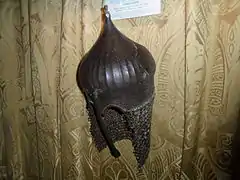 Casque turban ottoman du XVe&nbsp;siècle, en acier damasquiné, décoré d'un long bandeau calligraphique au XIXe&nbsp;siècle.