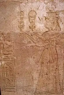 Relief représentant une femme