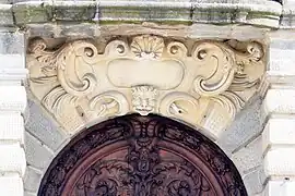 Tympan de la porte.