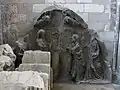 Photo du tympan du portail Saint-Siméon, déposé dans la chapelle nord Saint-Julien