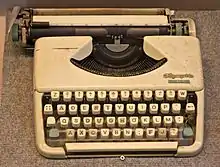 Machine à écrire Olympia pour le Viêt Nam (années 1960).