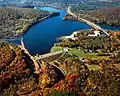 Le lac et le barrage d'East Brimfield&nbsp;(en).