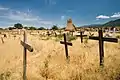 Cimetière traditionnel devant la ruine de l'ancienne église, en 2007.