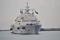 L’USS Little Rock entre dans l’arrière-port de Buffalo.