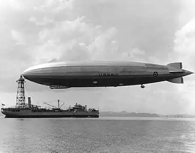 L'USS Los Angeles arrimé au ravitailleur USS Patoka&nbsp;(en), en 1931 au large de Panama.