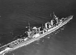 Le croiseur lourd USS&nbsp;Tuscaloosa tire avec précision sur les cibles indiquées par l'infanterie jusqu'à une distance de 15&nbsp;000&nbsp;m.