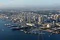 L'USS&nbsp;Midway qui abrite le musée de l'USS Midway, à quai, près du Downtown San Diego.