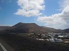 Vue de la caldera Riscada dominant le village d'Uga.
