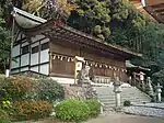 Le sanctuaire principal, honden : trois édifices, époque de Heian, XIIe&nbsp;siècle, sous un toit commun, Kamakura.