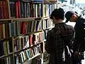 Des lecteurs examinant des livres.
