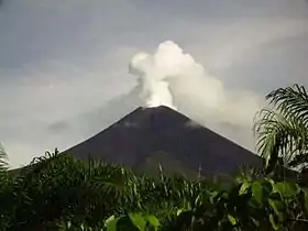 Vue de l'Ulawun fumant depuis le sud-est.