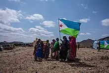 Un groupe de femmes danse en arborant le drapeau national, dans le village de God Daawo, Djibouti