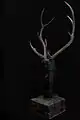 Un zhenmushou, protecteur des tombes. Andouiller (cornes de cerf), bois peint et laqué, H : 126&nbsp;cm. Ve - IIIe&nbsp;siècle&nbsp;av. J.-C. Ancien royaume de Chu (Xe&nbsp;siècle&nbsp;av. J.-C. - 223 av. J.-C.) Zhou orientaux, époque des Royaumes Combattants. Musée Cernuschi