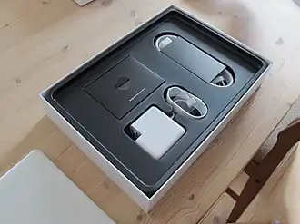 Photo du déballage d'un ordinateur MacBook Pro.