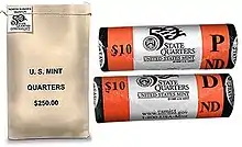 Un sac de pièces de monnaie avec des inscriptions et deux rouleaux de pièces de monnaie.