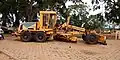 Une épave de caterpillar abandonnée sur un espace public à Aplahoué.